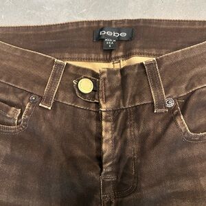 Bebe Women’s Brown wash denim. Low rise, straight leg. Slight flare.